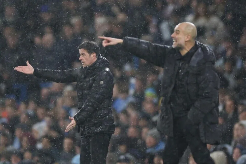 Pep Guardiola (kanan) memuji aksi separuh masa pertama Manchester City menentang Fulham. Pengurus Fulham, Marco Silva (kiri), dan Guardiola memberi reaksi di tepi padang dalam perlawanan Liga Perdana England (EPL) di Manchester, Britain, pada 11 Februari 2026.