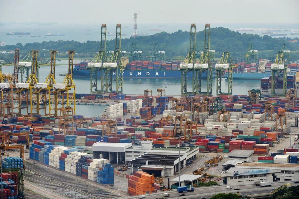 Pelabuhan Singapura mengendalikan 30.9 juta kontena bersaiz standard tahun lalalu, sama seperti 2015, walaupun keadaan ekonomi global lebih bergelora daripada yang dijangka dan terdapat perubahan struktur besar dalam industri maritim. 