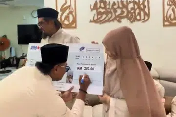 Daripada memberi duit raya melalui kaedah biasa seperti sampul atau pemindahan elektronik, pengguna TikTok @rayrahmanwan merakam anggota keluarga memberi cek tiruan atau ‘mock cheque’ dalam satu video yang dimuat naiknya pada 14 April.