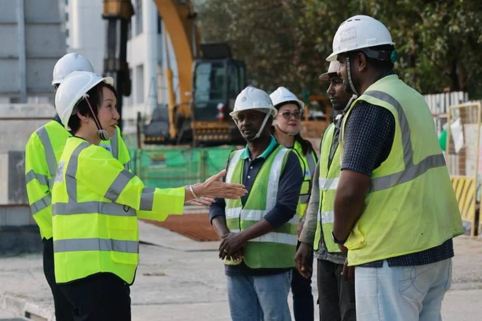 Lubang benam di Tanjong Katong, Grace Fu, mohon maaf, jalan ditutup 