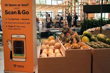 PENDIGITALAN DI PASAR RAYA: Habitat oleh honestbee adalah pasar raya baru yang menawarkan barangan runcit dan khidmat penghantaran menggunakan kaedah dalam talian. Ruang fizikalnya menawarkan 20,000 barangan termasuk produk segar dan pelanggan yang membeli 10 barang atau kurang di pasar raya itu boleh mengimbas setiap produk dengan menggunakan aplikasi honestbee melalui telefon bijak mereka dan langsung membayarnya. - Foto BH oleh KELVIN CHNG