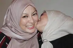Selebriti Malaysia, Abby Abadi (kiri) bersama anaknya, Marissa Dania Hakim (kanan) pada Julai sewaktu menyambut hari lahir adiknya.