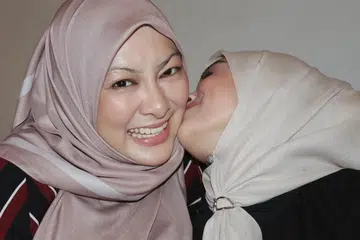 Selebriti Malaysia, Abby Abadi (kiri) bersama anaknya, Marissa Dania Hakim (kanan) pada Julai sewaktu menyambut hari lahir adiknya.