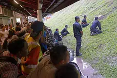 OPERASI HAPUS TIKUS: Orang ramai menyaksikan petugas daripada sebuah syarikat kawalan haiwan perosak semasa satu operasi menghapuskan tikus di sebelah stesen MRT Bukit Batok pada Disember 2014. - Foto fail