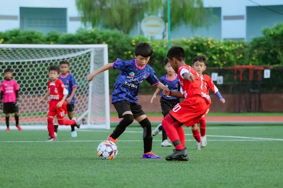 Beberapa jurulatih dan ibu bapa yang terlibat dalam perlawanan Liga Belia Singapura (SYL) berkata lokasi perlawanan menjadi antara sebab perselisihan faham terjadi, kerana tidak ada pengasingan antara penyokong lawan. Namun, mereka juga tekankan bahawa semua pihak memainkan peranan memastikan pengalaman bola sepak pemain belia tidak terjejas. 