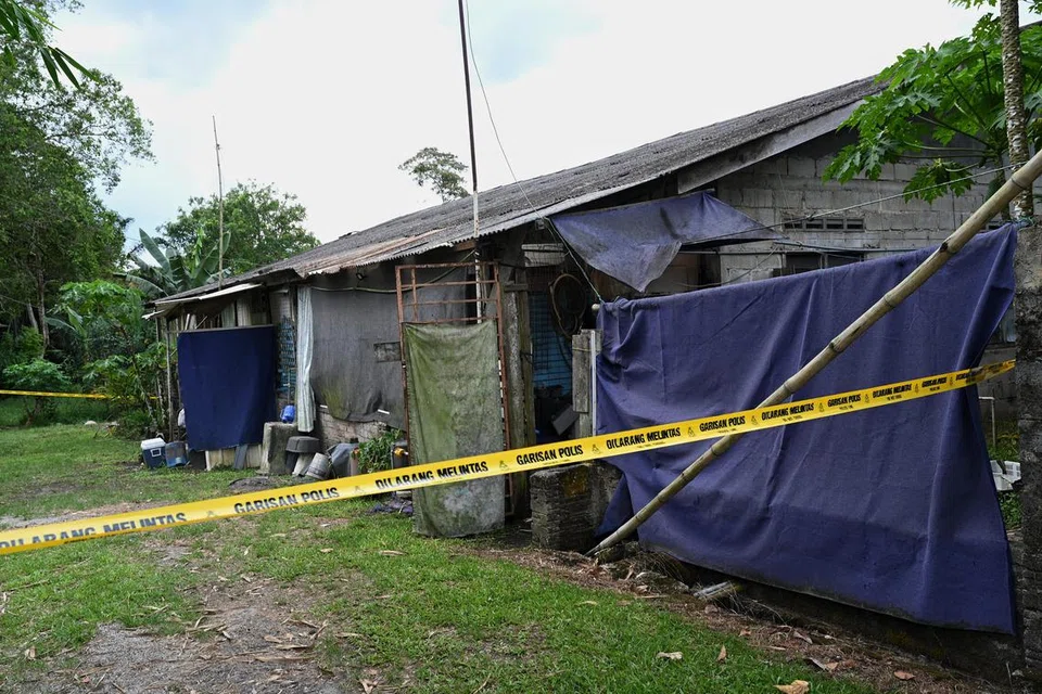 Rumah yang dikepung dengan pita kuning polis ini dipercayai dihuni suspek dan keluarganya sejak beberapa tahun lalu. Keluarga suspek difahami sedang ditahan polis. 