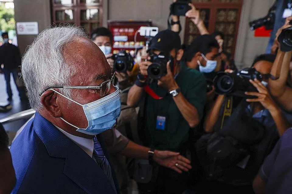 TEMANI ISTERI: Mantan perdana menteri Malaysia, Datuk Seri Najib Tun Abdul Razak hadir di mahkamah tinggi semalam bagi mengiringi isterinya. - Foto EPA-EFE