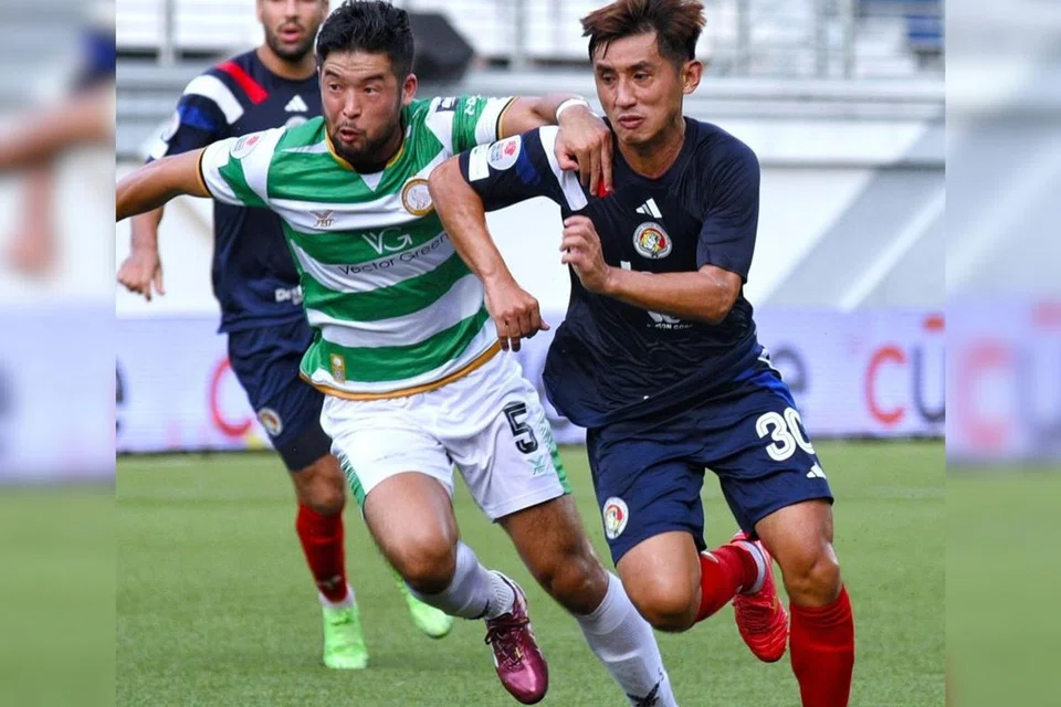 Pemain pertahanan Gelylang, Rio Sakuma (kiri) berebut bola dengan pemain sayap Balestier, Ignatius Ang. 