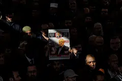 'KEBUMI' TANPA BERKUBUR: Sepanduk memaparkan Jamal Khashoggi diusung semasa acara pengebumian simbolik wartawan Arab Saudi itu di Masjid Fatih di Istanbul, pada 16 November 2018. Khashoggi dibunuh dan mayatnya dikerat di konsulat Arab Saudi di Istanbul bulan lalu. - Foto AFP