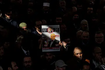 'KEBUMI' TANPA BERKUBUR: Sepanduk memaparkan Jamal Khashoggi diusung semasa acara pengebumian simbolik wartawan Arab Saudi itu di Masjid Fatih di Istanbul, pada 16 November 2018. Khashoggi dibunuh dan mayatnya dikerat di konsulat Arab Saudi di Istanbul bulan lalu. - Foto AFP