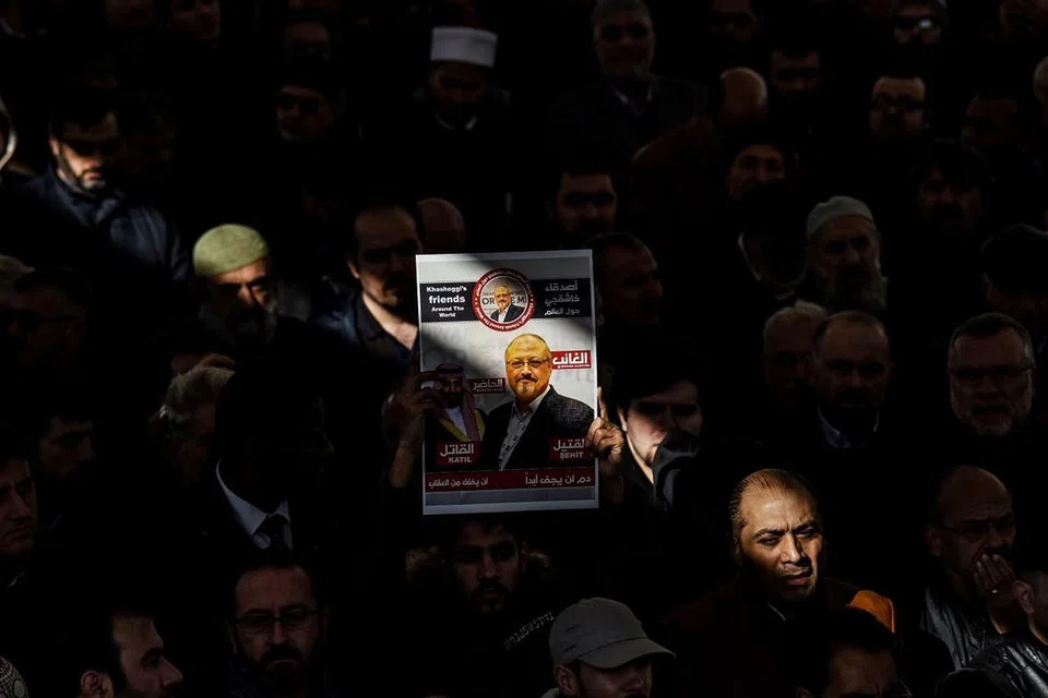 'KEBUMI' TANPA BERKUBUR: Sepanduk memaparkan Jamal Khashoggi diusung semasa acara pengebumian simbolik wartawan Arab Saudi itu di Masjid Fatih di Istanbul, pada 16 November 2018. Khashoggi dibunuh dan mayatnya dikerat di konsulat Arab Saudi di Istanbul bulan lalu. - Foto AFP