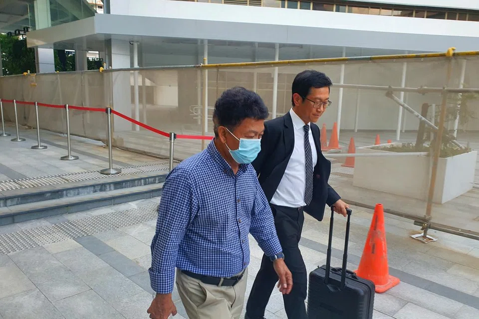 Mohd Razif Radi (memakai pelitup) kelihatan berjalan keluar dari mahkamah pada 28 Jun.