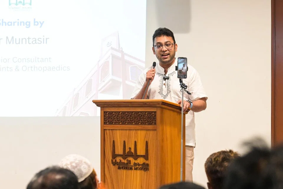 Perunding Kanan, Alpha Joints & Orthopaedics, Dr Muntasir Mannan Choudhury, berkongsi mengenai bahaya penyalahgunaan dadah dalam badan seseorang kepada hadirin di Forum Dadah Itu Haram untuk pekerja migran di Masjid Angullia pada 18 April. 
