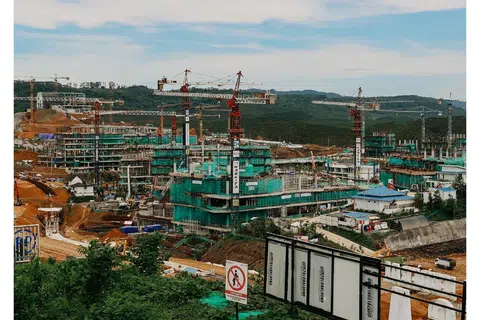 PERUMAHAN AWAM: Pembinaan kediaman kakitangan awam giat dibangunkan di ibu kota Nusantara (IKN) di Kalimantan akan menggunakan konsep hijau dan pintar. 