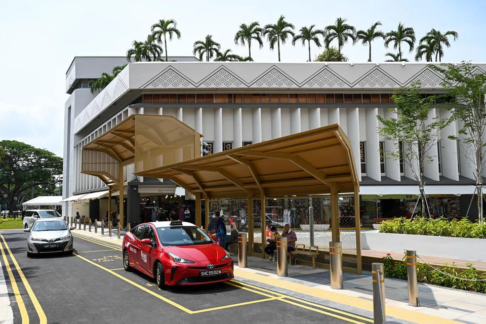 Tempat turun dan naik kenderaan di Joo Chiat Complex telah dinaik taraf dan kini mempunyai dua lorong bagi mengurangkan kesesakan kenderaan.