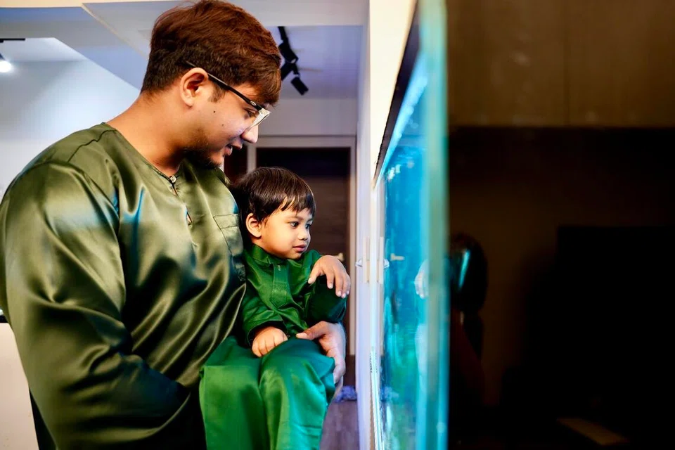 Encik Muhammad Hafizzudin Sinin teruja dapat bersama anaknya, Khalid Muhammad Hizan, menyambut Hari Raya di kediaman mereka di Sembawang