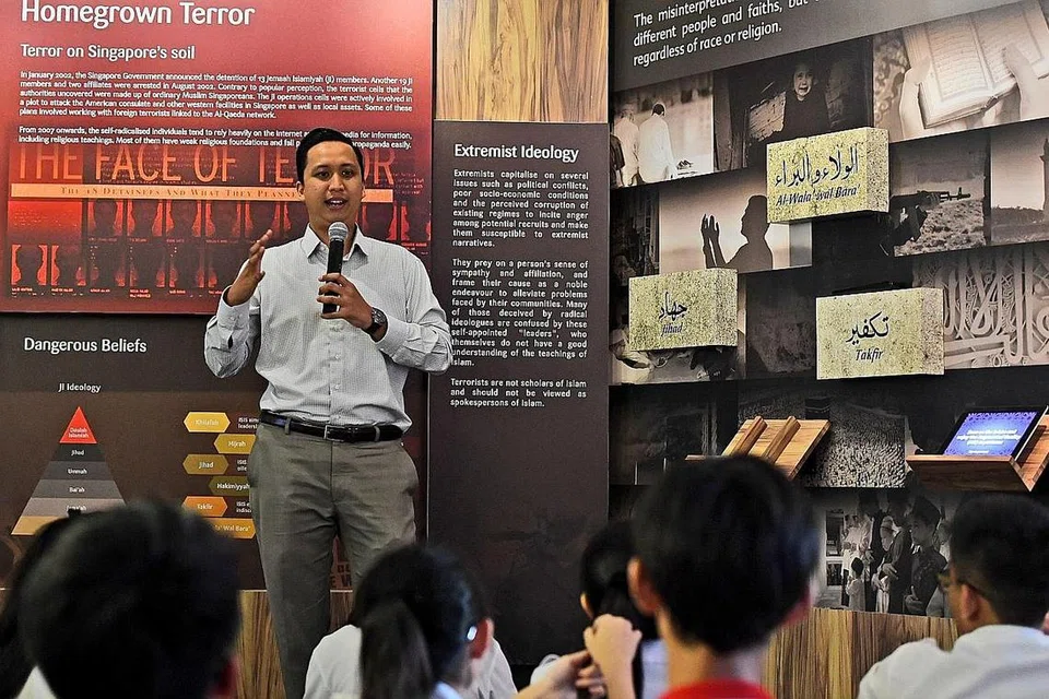 JAWAB PERTANYAAN: Ustaz Ahmad Saiful Rijal Hassan menjawab pertanyaan pengunjung Pusat Sumber dan Kaunseling (RCC) RRG tentang Islam, fahaman pelampau dan usaha menangani ideologi eksklusif dan pengganasan di Singapura. - Foto fail