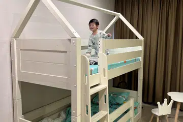 Si kecil, Josiah Aw Yong, gembira dapat bermalam bersama ibunya, Cik Maybeline Sim, yang baru melahirkan anak di Thomson Medical. Suite keluarga di hospital itu dilengkapkan dengan katil dua tingkat.