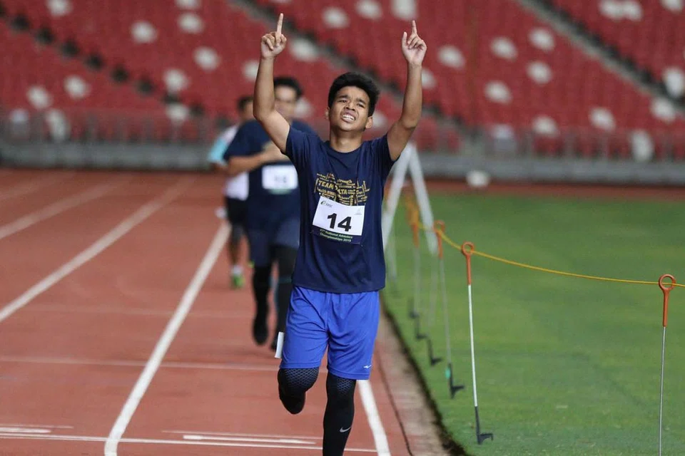 GEMBIRA ATASI BARISAN PENAMAT: Muhammad Fhairulniza Fhaidil meraikan kejayaan memenangi acaranya. Pelajar dari Sekolah Senior Delta ini menyertai dua acara - 800 meter dan 1,500 meter T20. 
