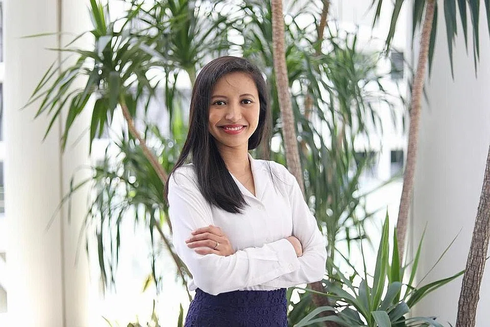 MENYELIDIK HURAIAN: Minat mencari huraian dan mata pelajaran kimia sejak di bangku sekolah telah merintis kerjaya Dr Asyifah dalam bidang sains. -- Foto ihsan ASYIFAH RASHID