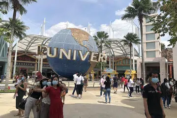 MANFAATKAN BAUCAR: Pengunjung dilihat di pintu masuk Universal Studios Singapura setelah pelancaran Baucar Teroka Semula Singapura pada 1 Disember lalu. Menurut STB, terdapat gabungan tempahan yang baik bagi hotel, tempat tarikan dan industri pelancongan serta minat yang sihat bagi pakej rentas sektor. - Foto BH oleh NATASHA MUSTAFA
