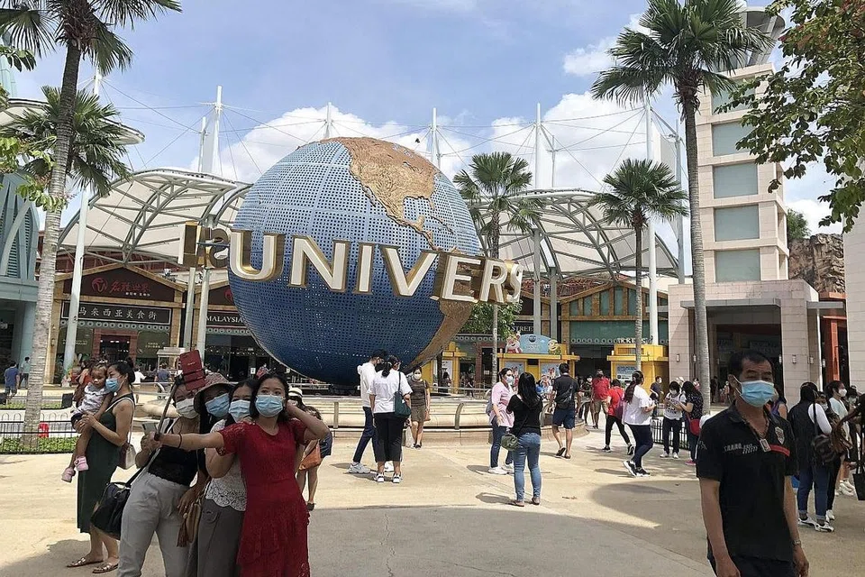 MANFAATKAN BAUCAR: Pengunjung dilihat di pintu masuk Universal Studios Singapura setelah pelancaran Baucar Teroka Semula Singapura pada 1 Disember lalu. Menurut STB, terdapat gabungan tempahan yang baik bagi hotel, tempat tarikan dan industri pelancongan serta minat yang sihat bagi pakej rentas sektor. - Foto BH oleh NATASHA MUSTAFA