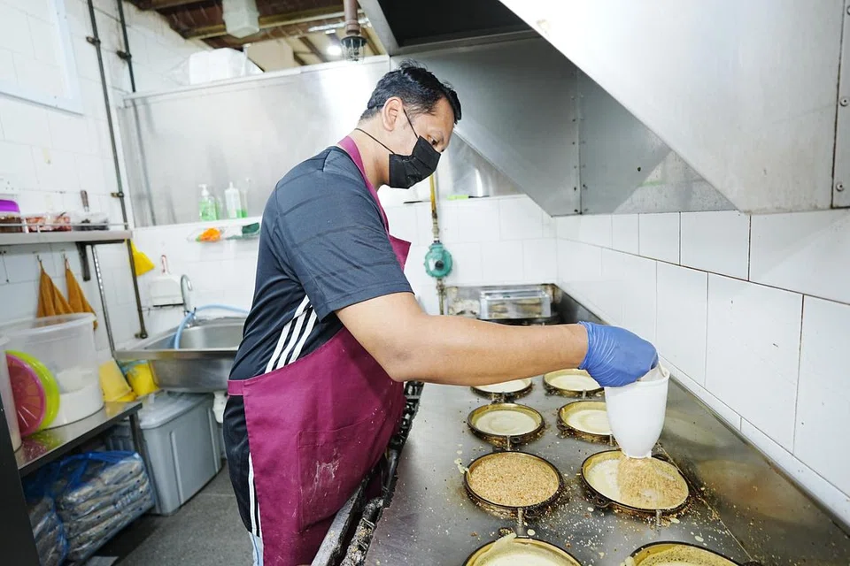Bagi Encik Fadzil, adunan membezakan mutu apam balik. 