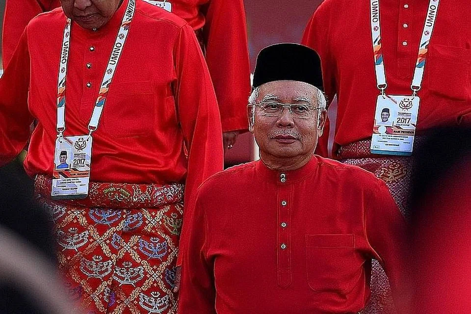 TIDAK AKAN DICABAR: Datuk Seri Najib Tun Razak (depan) tiba di Pusat Dagangan Dunia Putra (PWTC), Kuala Lumpur, diiringi Datuk Seri Dr Ahmad Zahidi Hamidi (kiri) dan Datuk Seri Hishammudin Tun Hussein (kanan) serta anggota majlis tertinggi lain parti itu, untuk menyampaikan ucapan dasar beliau dalam perhimpunan agung Umno kelmarin. - Foto AFP