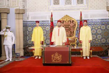 MONARKI BERPELEMBAGAAN: Gambar bertarikh 20 Ogos 2022 menunjukkan Raja Mohammed VI (tengah) bersama saudara lelakinya, Putera Moulay Rachid (kanan) dan anak lelaki, Putera Mahkotan Moulay Hassan (kiri).