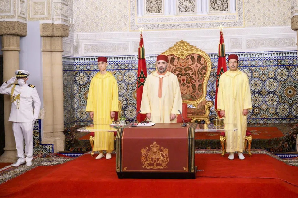 MONARKI BERPELEMBAGAAN: Gambar bertarikh 20 Ogos 2022 menunjukkan Raja Mohammed VI (tengah) bersama saudara lelakinya, Putera Moulay Rachid (kanan) dan anak lelaki, Putera Mahkotan Moulay Hassan (kiri).