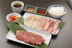 HARGA BERPATUTAN: Pelanggan Yakiniku Shokudo boleh menikmati hidangan ‘yakiniku’ di pusat beli-belah. Set ‘yakiniku’ dalam gambar boleh didapati pada $14.90, termasuk protein, nasi, sup, sos dan kimci.