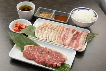 HARGA BERPATUTAN: Pelanggan Yakiniku Shokudo boleh menikmati hidangan ‘yakiniku’ di pusat beli-belah. Set ‘yakiniku’ dalam gambar boleh didapati pada $14.90, termasuk protein, nasi, sup, sos dan kimci.
