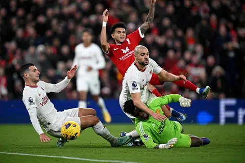 AKSI SENGIT: Pemain Liverpool dan Manchester United bertanding untuk menguasai bola dalam pertarungan sengit dalam Liga Perdana Inggeris.
