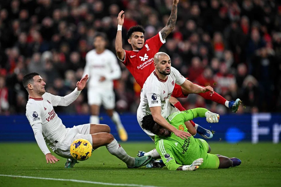 AKSI SENGIT: Pemain Liverpool dan Manchester United bertanding untuk menguasai bola dalam pertarungan sengit dalam Liga Perdana Inggeris.
