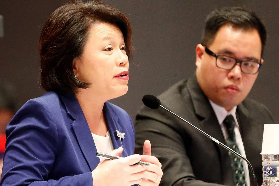 SARANAN ALTERNATIF: Dr Gillian Koh (kiri) dan Encik Tan Min-Wei membuat saranan alternatif bagi Pilihan Raya Presiden. - Foto THE STRAITS TIMES