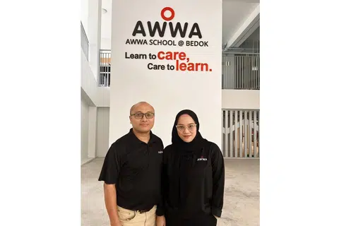 INGIN BANTU DENGAN LEBIH BAIK: Encik Mohd Hazrin Hashim dan Cik Rozilina Rohaizad bertukar mengajar pelajar sekolah pendidikan khas kerana ingin membantu pelajar berkeperluan khas dengan lebh baik. - Foto AWWA