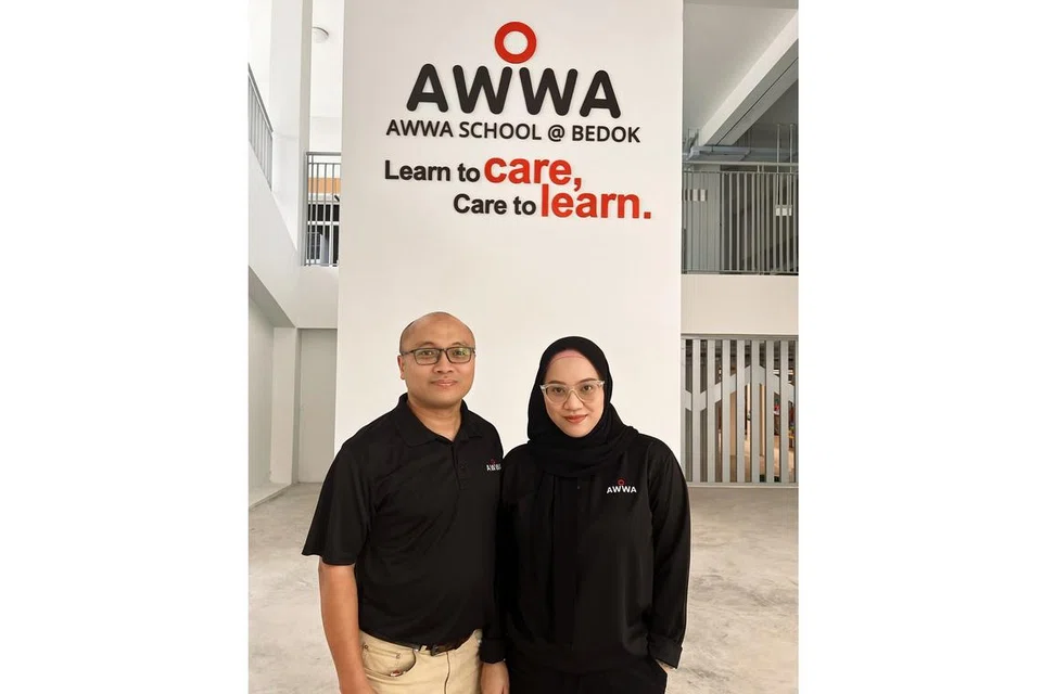 INGIN BANTU DENGAN LEBIH BAIK: Encik Mohd Hazrin Hashim dan Cik Rozilina Rohaizad bertukar mengajar pelajar sekolah pendidikan khas kerana ingin membantu pelajar berkeperluan khas dengan lebh baik. - Foto AWWA