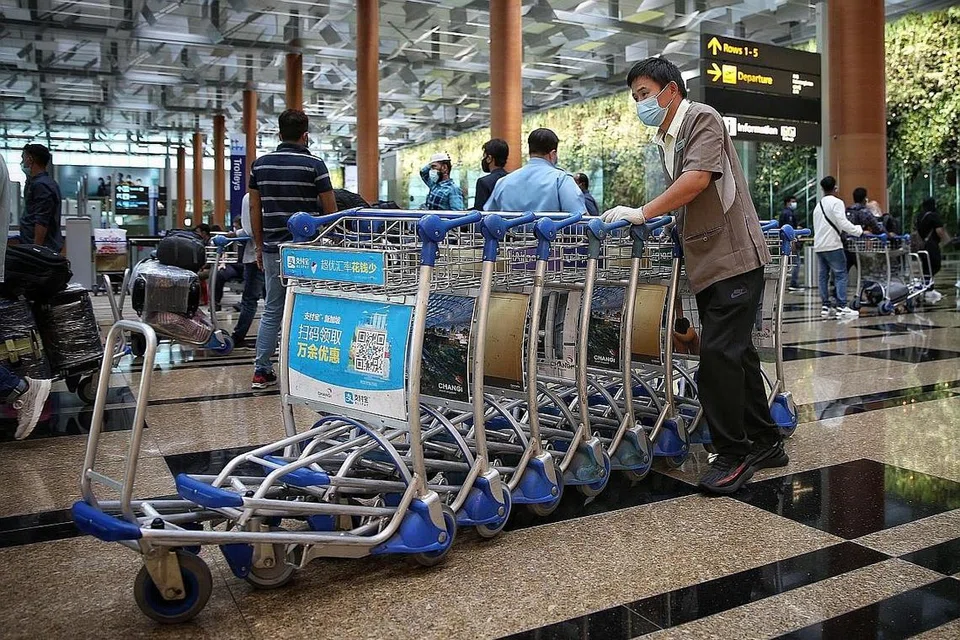 PASTIKAN OPERASI TIDAK TERJEJAS: Antara jawatan yang diisi termasuk bidang menyokong operasi penumpang dan penghasilan jamuan hidangan. - Foto BM oleh FELINE LIM