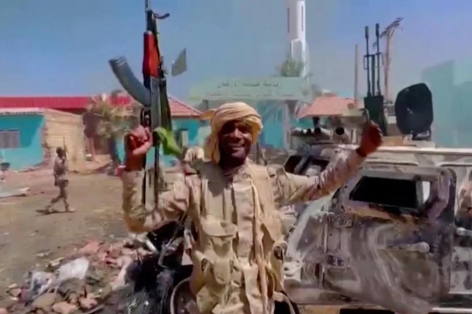 TUNJUK KUAT: Seorang anggota RSF di tapak arahan Pasukan Pertahanan Udara di Khartoum, Sudan, pada Jun.