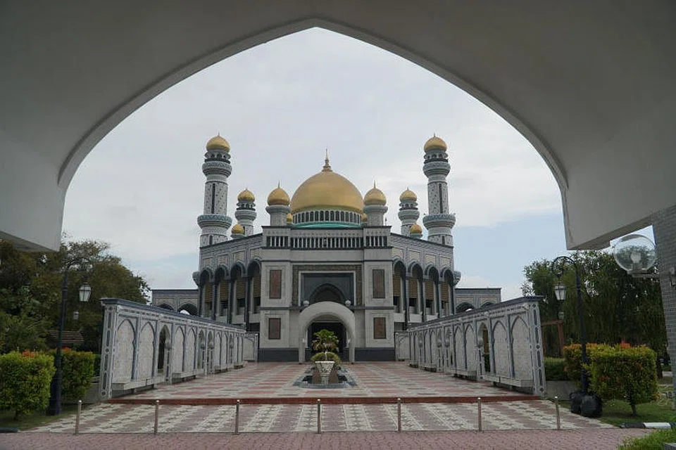 Masjid Jame Asr Hassanil Bolkiah dan masjid lain di Brunei mula menerima jemaah bagi solat Jumaat pada 29 Mei lalu.