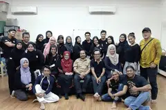 BAKAL MENGGEGARKAN PENTAS: Peserta yang telah menghadiri 12 sesi bengkel drama Sriwana bergambar beramai-ramai bersama anggota veteran yang menjadi pembimbing pelakon. - Foto MAHYUNIS MAHFUDZ