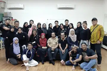 BAKAL MENGGEGARKAN PENTAS: Peserta yang telah menghadiri 12 sesi bengkel drama Sriwana bergambar beramai-ramai bersama anggota veteran yang menjadi pembimbing pelakon. - Foto MAHYUNIS MAHFUDZ