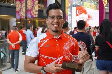 PASANG SURUT SEORANG ATLET: Juara dunia silat Singapura Shakir Juanda bergelut dengan berat badannya sepanjang 15 tahun bersaing dalam pelbagai kelas berat silat. - Foto ihsan SHAKIR JUANDA