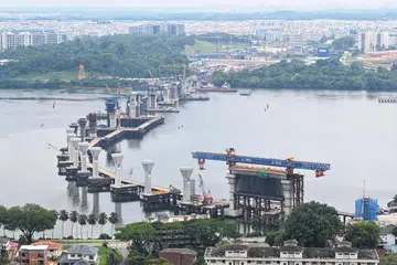 RTS Link melintasi Selat Johor, seperti yang dilihat dari sebuah kondominium di Johor Bahru, pada Februari 2024.