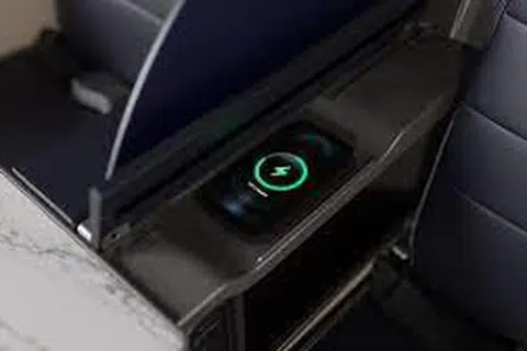 RUANG CAS WAYARLES: Di tempat letak tangan penumpang penerbangan United, terdapat ruang wayarles mengecas telefon bimbit. 