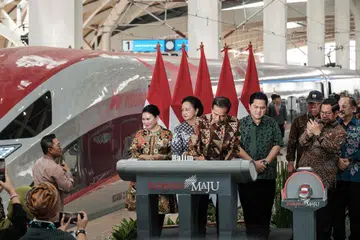PELANCARAN ‘WHOOSH’: Presiden Joko Widodo (tiga dari kiri) menandatangani plat memorial  di acara perasmian kereta api berkelajuan tinggi Jakarta-Bandung di stesen Halim di Jakarta pada Isnin.
