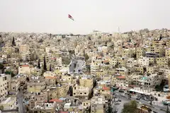 Pemandangan umum kota Amman dari Benteng Amman, Jordan, 6 April 2025. Benteng Amman, yang berasal dari Zaman Gangsa Pertengahan (1650–1550 SM), pernah menjadi ibu kota bagi kerajaan Ammon. Di tapak bersejarah ini, masih terdapat tinggalan istana-istana Ammonit, runtuhan Rom dan Corinth yang berusia ribuan tahun, serta monumen Islam dari zaman pemerintahan Bani Umayyah (661–750 Masihi), menurut Jabatan Antikuiti Jordan.