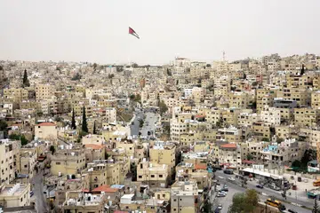Pemandangan umum kota Amman dari Benteng Amman, Jordan, 6 April 2025. Benteng Amman, yang berasal dari Zaman Gangsa Pertengahan (1650–1550 SM), pernah menjadi ibu kota bagi kerajaan Ammon. Di tapak bersejarah ini, masih terdapat tinggalan istana-istana Ammonit, runtuhan Rom dan Corinth yang berusia ribuan tahun, serta monumen Islam dari zaman pemerintahan Bani Umayyah (661–750 Masihi), menurut Jabatan Antikuiti Jordan.