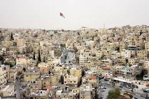 Pemandangan umum kota Amman dari Benteng Amman, Jordan, 6 April 2025. Benteng Amman, yang berasal dari Zaman Gangsa Pertengahan (1650–1550 SM), pernah menjadi ibu kota bagi kerajaan Ammon. Di tapak bersejarah ini, masih terdapat tinggalan istana-istana Ammonit, runtuhan Rom dan Corinth yang berusia ribuan tahun, serta monumen Islam dari zaman pemerintahan Bani Umayyah (661–750 Masihi), menurut Jabatan Antikuiti Jordan.