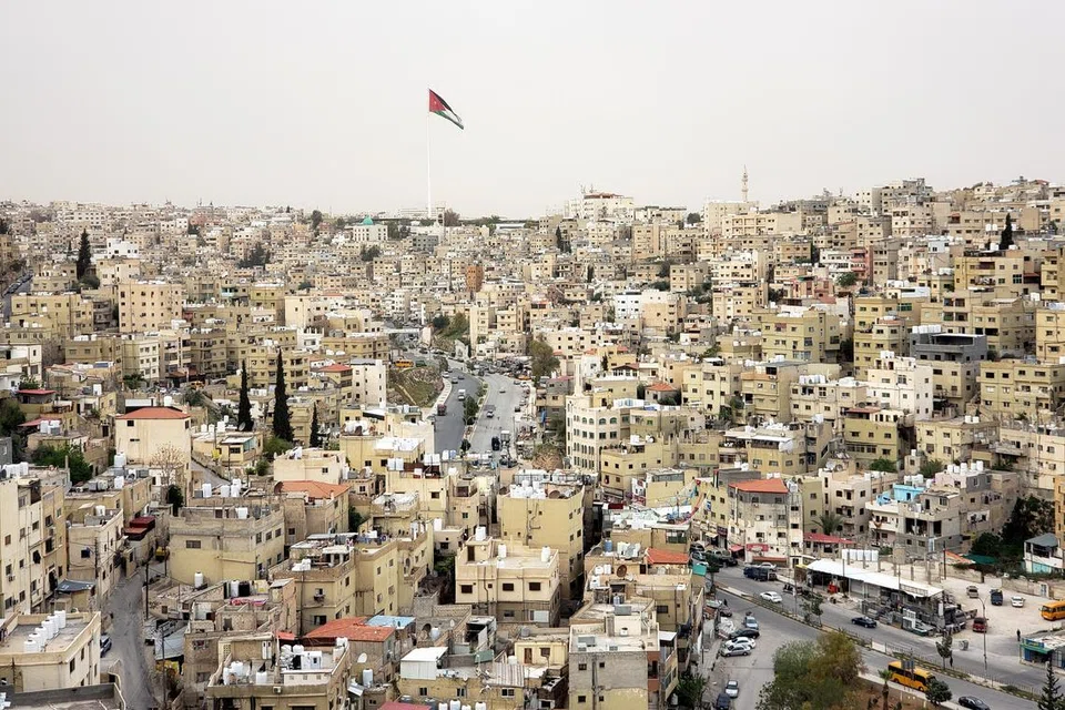 Pemandangan umum kota Amman dari Benteng Amman, Jordan, 6 April 2025. Benteng Amman, yang berasal dari Zaman Gangsa Pertengahan (1650–1550 SM), pernah menjadi ibu kota bagi kerajaan Ammon. Di tapak bersejarah ini, masih terdapat tinggalan istana-istana Ammonit, runtuhan Rom dan Corinth yang berusia ribuan tahun, serta monumen Islam dari zaman pemerintahan Bani Umayyah (661–750 Masihi), menurut Jabatan Antikuiti Jordan.